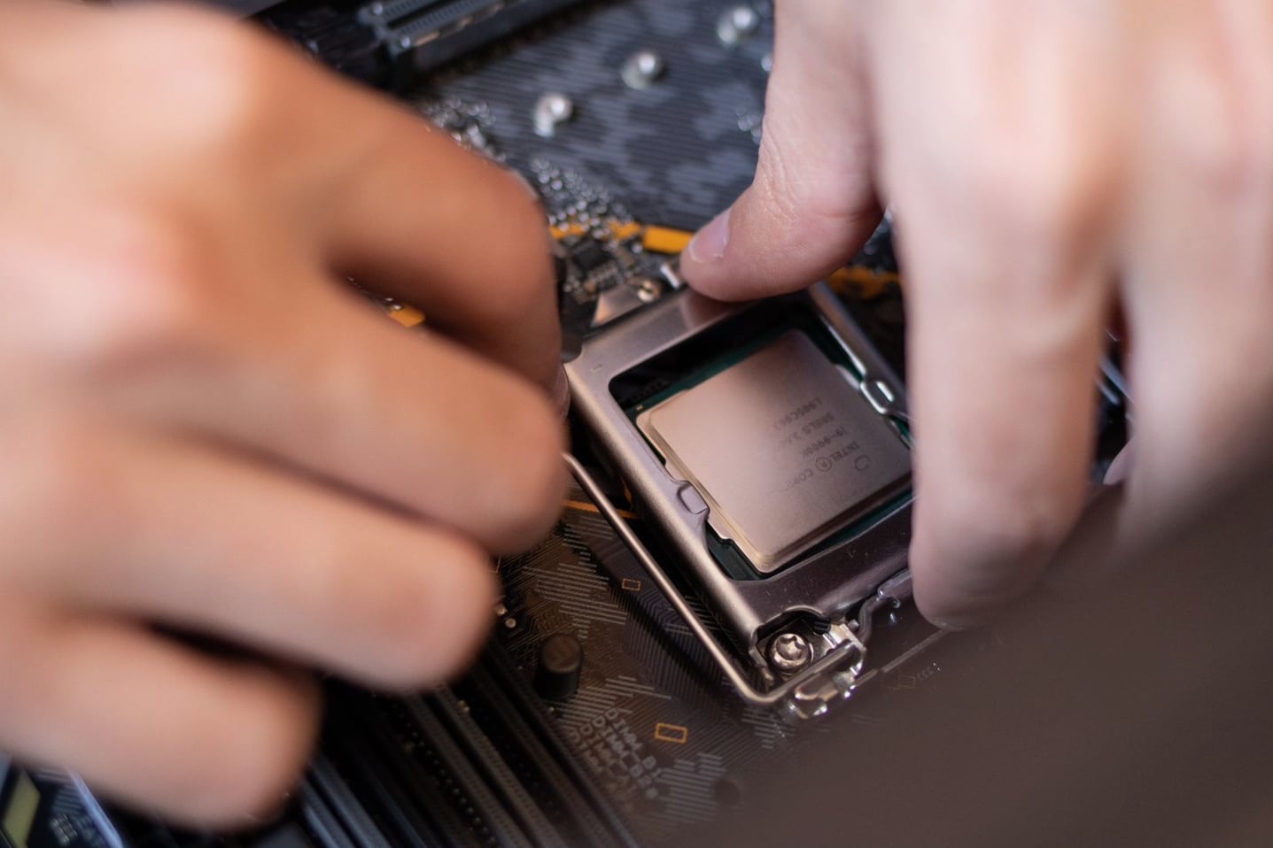 Bancada de manutenção de placa-mãe de computador com componentes eletrônicos
