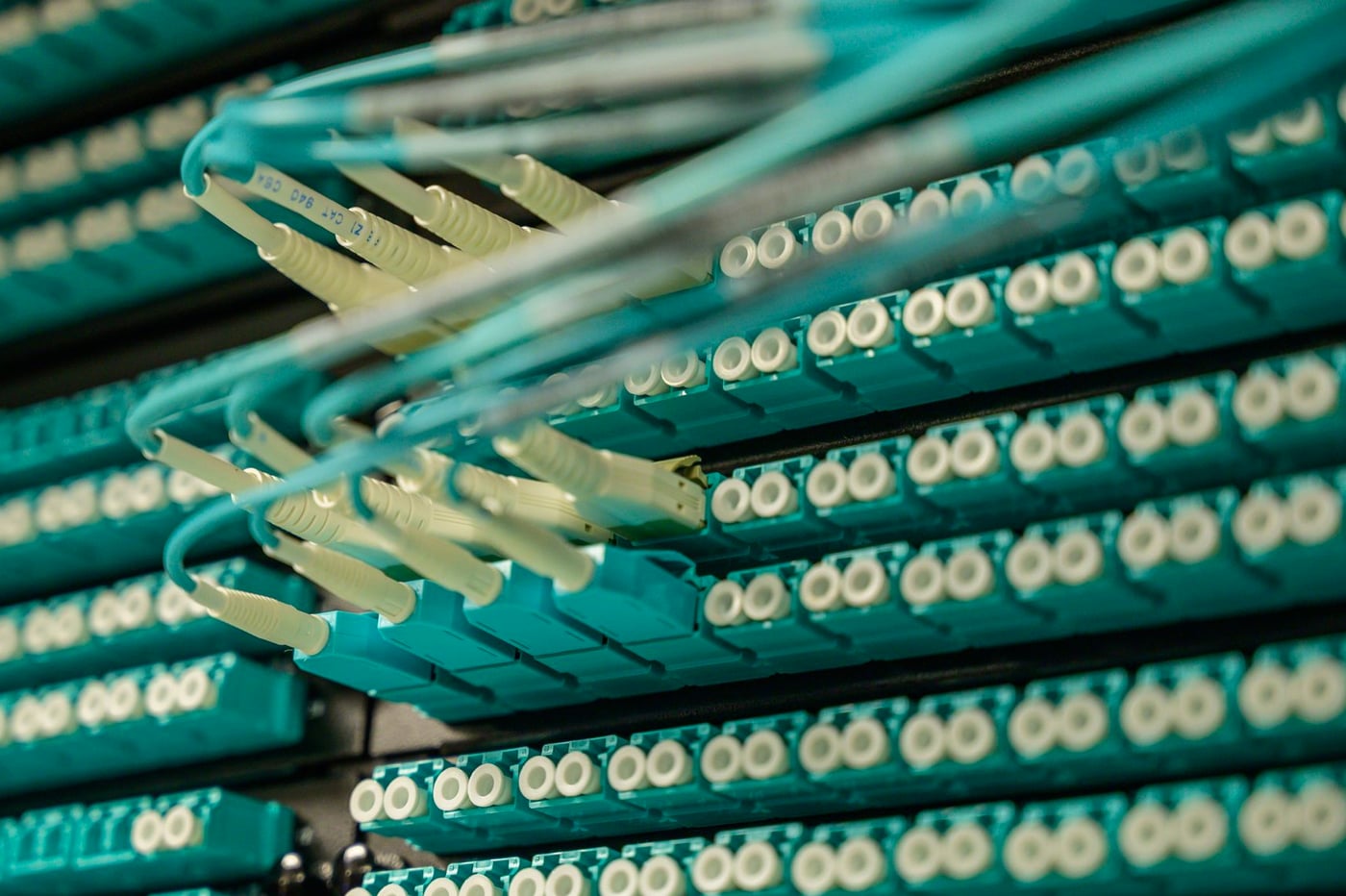 Rack de servidores com cabeamento de rede organizado